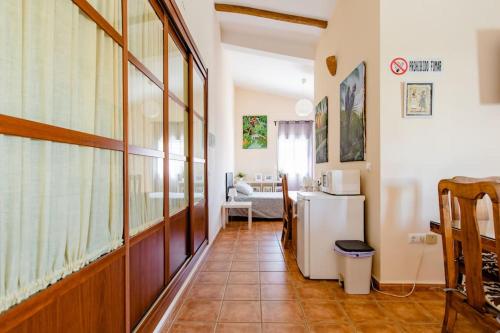 um corredor com uma cozinha e uma sala de estar em Apartamento privado con piscina y jardin compartidos. em Valencina de la Concepción