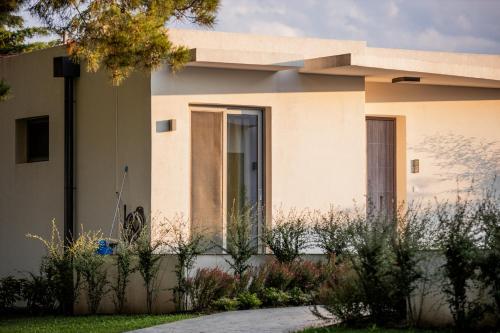a house in the suburbs with at 4RosesVillas in Litochoro