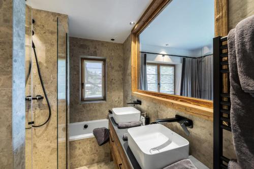 a bathroom with a sink and a shower and a mirror at Résidence Horizon Blanc - 4 Pièces pour 6 Personnes 314 in Courchevel