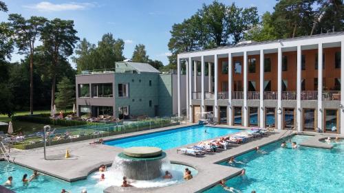 einem Pool vor einem Gebäude in der Unterkunft Residenz Zum Kronprinzen Bad Saarow in Bad Saarow