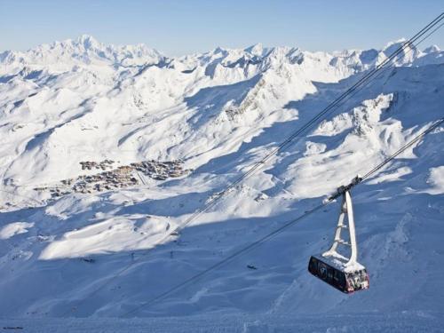 ヴァル・トランスにあるRésidence Vanoise - Val Thorens: appartement entièrement rénové aux pieds des pistes MAE-8924の雪山の中のスキーリフト