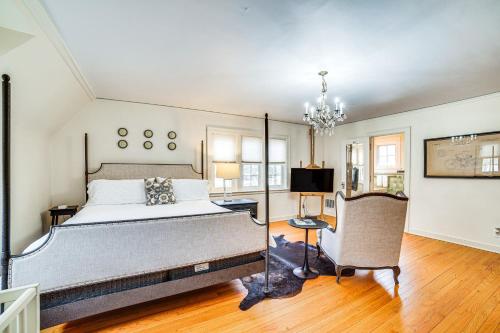 1 dormitorio con cama, escritorio y silla en Spacious Illinois Home with Grill and Fenced-In Yard!, en Champaign