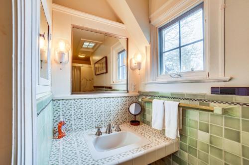 y baño con lavabo y espejo. en Spacious Illinois Home with Grill and Fenced-In Yard!, en Champaign