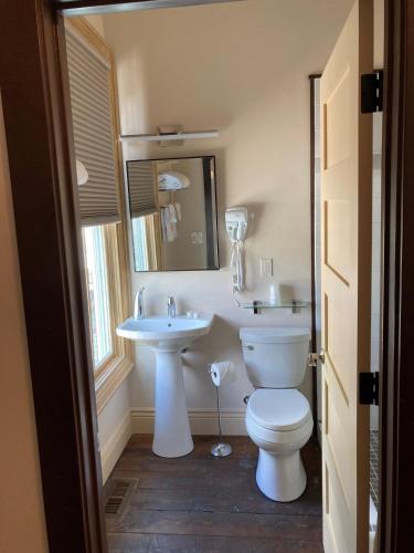 bagno con servizi igienici e lavandino di Tahoe Star Hotel a Truckee