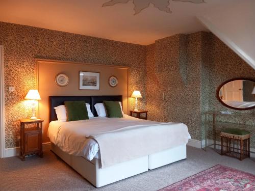 een slaapkamer met een groot bed in een kamer bij Haslington House in Malvern Wells