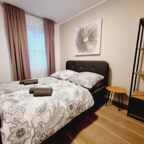 Schlafzimmer mit einem Bett und einem Fenster in der Unterkunft Emma in Oldenburg
