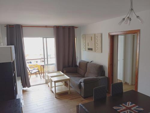 sala de estar con sofá y mesa en Apartamento Babor Golf Almerimar, en Almerimar