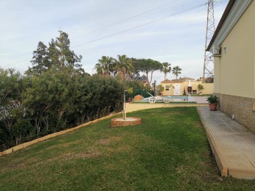 Taman di luar Suite Huelva garden