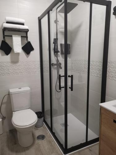 Bilik mandi di Suite Huelva garden