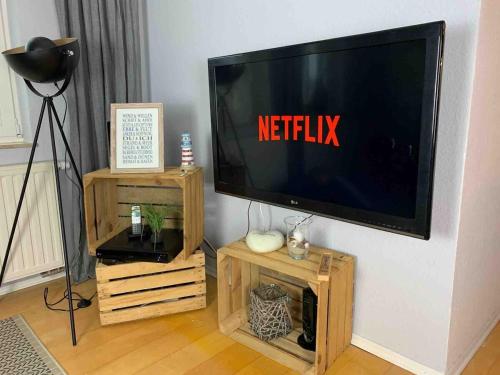 โทรทัศน์และ/หรือระบบความบันเทิงของ discovAIR Graal-Müritz -Villa Victoria- Strandnah mit Netflix