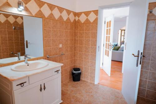 een badkamer met een wastafel en een spiegel bij Villa Miracampo - Elegant Secret in Albufeira