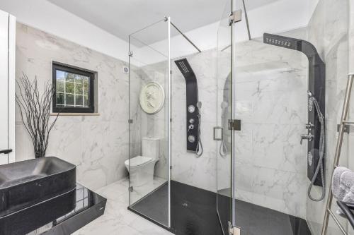 y baño con ducha y lavamanos. en Villa Sylisia by Villa Plus, en Carvoeiro