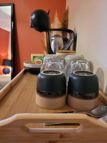 un comptoir avec deux grille-pain au-dessus de la nourriture dans l'établissement Chambre au coeur de la Maurienne, à Montvernier