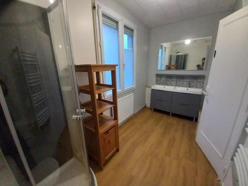 une salle de bain avec une douche, un lavabo et un miroir dans l'établissement Maison à Cholet à 20 minutes du Puy du Fou, à Cholet