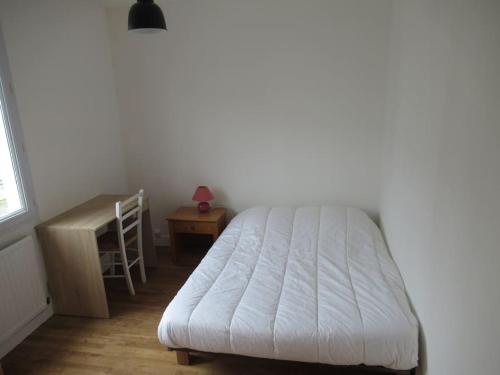 une chambre avec un lit, un bureau et une fenêtre dans l'établissement Maison à Cholet à 20 minutes du Puy du Fou, à Cholet