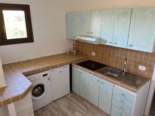 Una cocina o cocineta en Porto Coda Cavallo Salina Bamba