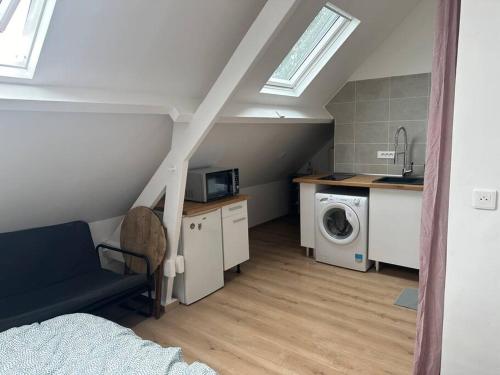Zimmer im Dachgeschoss mit einer Küche und einer Waschmaschine in der Unterkunft Studio Lumineux proche Paris et Orly in Savigny-sur-Orge