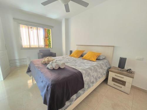 Una cama o camas en una habitación de Apartamento céntrico en Candelaria con piscina II