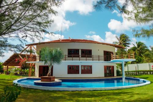 una casa con una piscina di fronte di Refúgios Parajuru - Villa Cacau a Parajuru