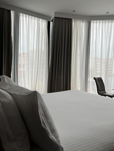 Postel nebo postele na pokoji v ubytování Black Diamond Hotel