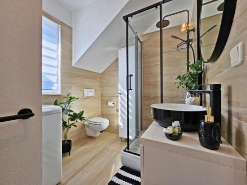 een badkamer met een douche en een wastafel bij Apartments Sonja in Split