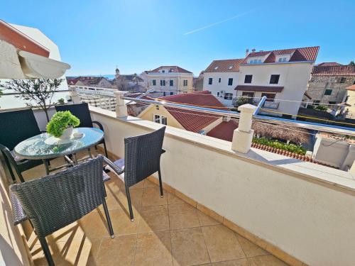 un balcon avec une table et des chaises et une vue dans l'établissement Apartments Sonja, à Split