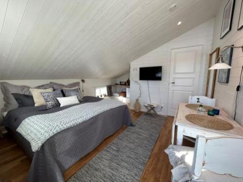 um quarto com uma cama e uma televisão em Annas B&B em Järvsö