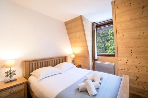 um quarto com uma cama com duas toalhas em Résidence Le Paradis - 5 Pièces pour 8 Personnes 774 em Chamonix-Mont-Blanc