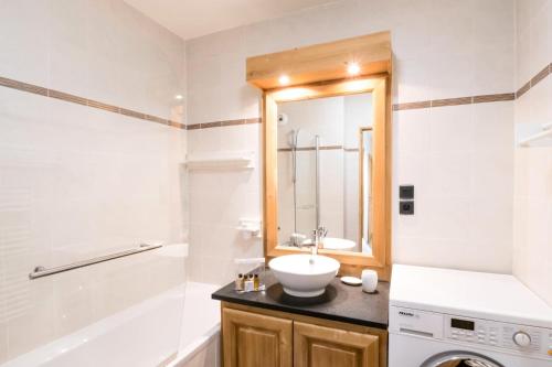 uma casa de banho com um lavatório, um WC e uma banheira em Résidence Le Paradis - 5 Pièces pour 8 Personnes 774 em Chamonix-Mont-Blanc