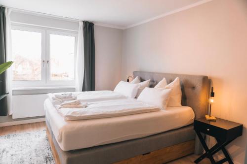 1 dormitorio con 1 cama grande y ventana en RR - NEW - Gorgeous 50qm Apartment - Washer - WIFI, en Rusches Hof