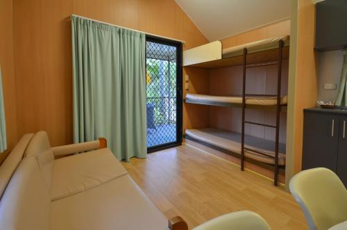 Poschodová posteľ alebo postele v izbe v ubytovaní Mission Beach Hideaway Holiday Village