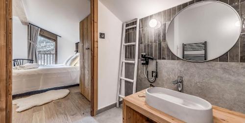 une salle de bain avec un lavabo et un miroir dans l'établissement Résidence Le Grand Bouquetin - 3 Pièces pour 8 Personnes MAE-9944, à Champagny-en-Vanoise
