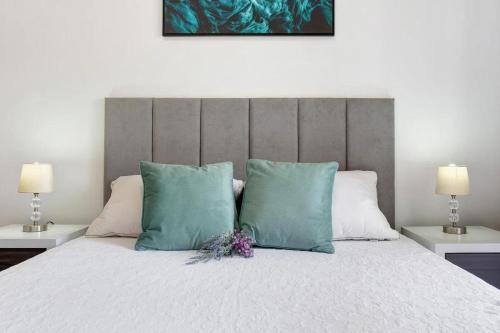 a bedroom with a large bed with green pillows at Sea La Vie House in Ribeira Brava