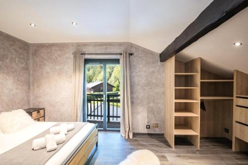 ein Schlafzimmer mit einem großen Bett mit weißen Kissen in der Unterkunft Résidence Le Sorbier - 5 Pièces pour 6 Personnes 784 in Chamonix-Mont-Blanc
