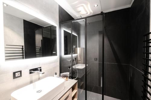 ein Bad mit einem Waschbecken und einer Dusche in der Unterkunft Résidence Le Sorbier - 5 Pièces pour 6 Personnes 784 in Chamonix-Mont-Blanc
