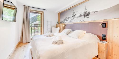 - une chambre avec un grand lit et 2 chaussons dans l'établissement Résidence Le Grand Bouquetin - 3 Pièces pour 6 Personnes MAE-9994, à Champagny-en-Vanoise