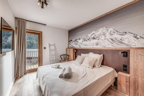- une chambre avec un lit orné d'une fresque murale représentant la montagne dans l'établissement Résidence Le Grand Bouquetin - 3 Pièces pour 6 Personnes MAE-0004, à Champagny-en-Vanoise