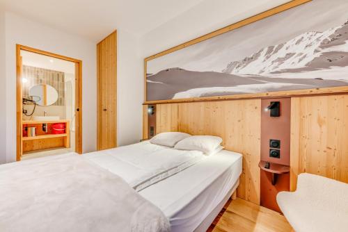 deux lits dans une chambre avec un tableau au mur dans l'établissement Résidence Le Grand Bouquetin - 3 Pièces pour 6 Personnes MAE-0034, à Champagny-en-Vanoise