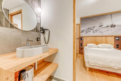 une salle de bain avec un lavabo et un miroir dans l'établissement Résidence Le Grand Bouquetin - 3 Pièces pour 6 Personnes MAE-0034, à Champagny-en-Vanoise