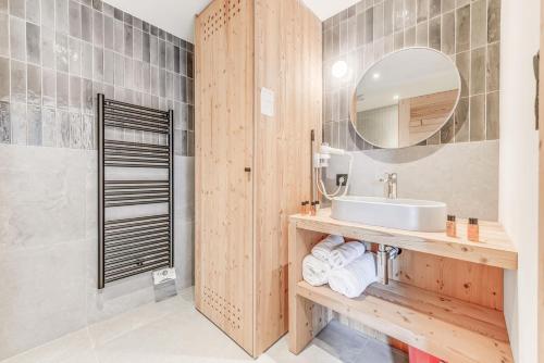 une salle de bain avec un lavabo et un miroir dans l'établissement Résidence Le Grand Bouquetin - 3 Pièces pour 6 Personnes MAE-0044, à Champagny-en-Vanoise