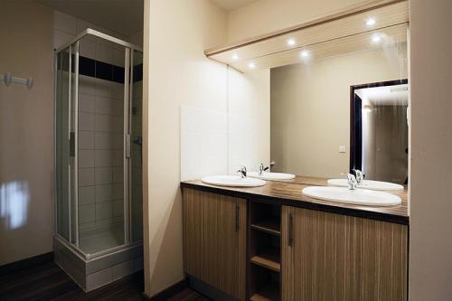 une salle de bain avec deux lavabos et une douche dans l'établissement Résidence Serias - T3/8pers SERIAS 20- Peyresourde MAE-3424, à Germ