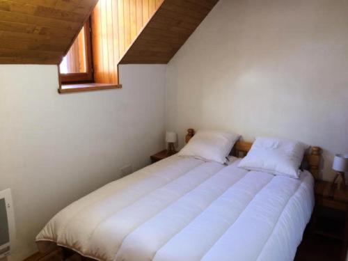 - une chambre avec un grand lit blanc et 2 oreillers dans l'établissement Résidence Les Flocons Du Soleil - Chalets pour 6 Personnes 474, à Germ
