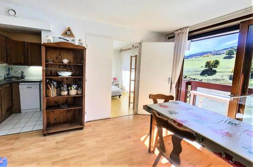 un salon avec une table et une cuisine avec une fenêtre dans l'établissement Résidence Lunik - APPARTEMENT 2 PIECES CABINES 6 PERS VUE PISTES MAE-4934, à Villarembert