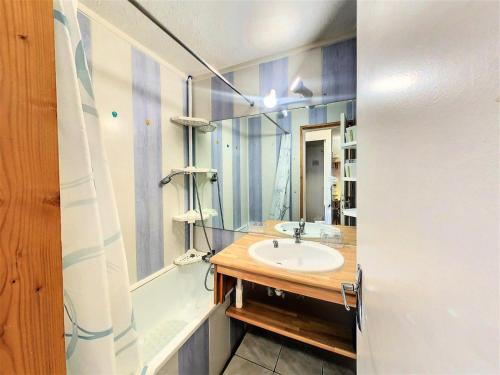une salle de bain avec un lavabo et un miroir dans l'établissement Résidence Lunik - APPARTEMENT 2 PIECES CABINES 6 PERS VUE PISTES MAE-4934, à Villarembert