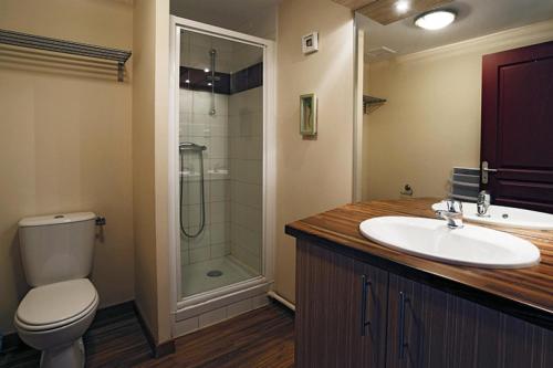 a bathroom with a toilet and a sink and a shower at Résidence Serias - T3/6pers SERIAS 17- Peyresourde MAE-3524 in Germ