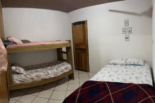 um quarto com 2 beliches num quarto em Kitinet com 01 quarto em Vila Velha