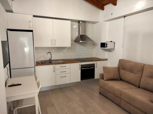 sala de estar con sofá y cocina en SANTA CLARA Con opción a Parking, en Jaén