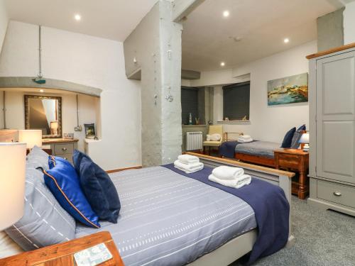 1 dormitorio con 1 cama grande con almohadas azules en Blue Bay en Lynton