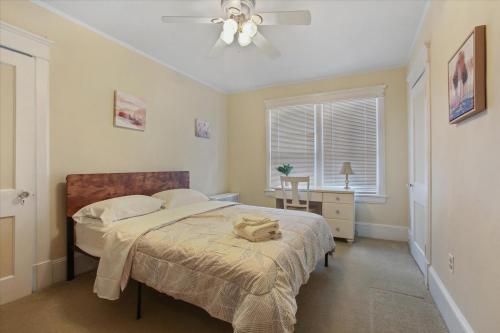 a bedroom with a bed and a ceiling fan at Greenridge Getaway:Near Universities & Attractions in Scranton