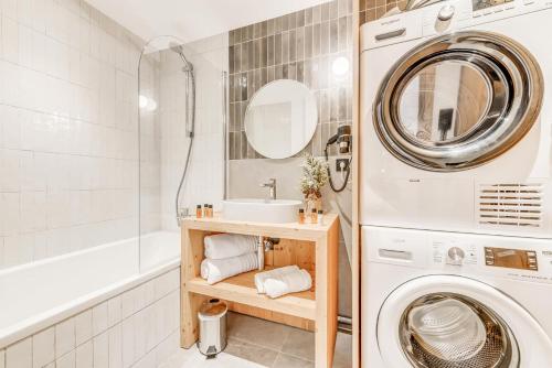 une salle de bain avec une machine à laver et un lavabo dans l'établissement Résidence Le Grand Bouquetin - 4 Pièces pour 8 Personnes MAE-9934, à Champagny-en-Vanoise